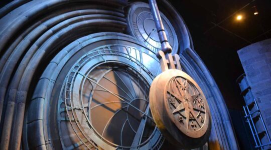 Como abrir as portas que abrem e fecham da torre do relógio em Hogwarts Legacy