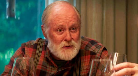 John Lithgow com barba característica de Dumbledore